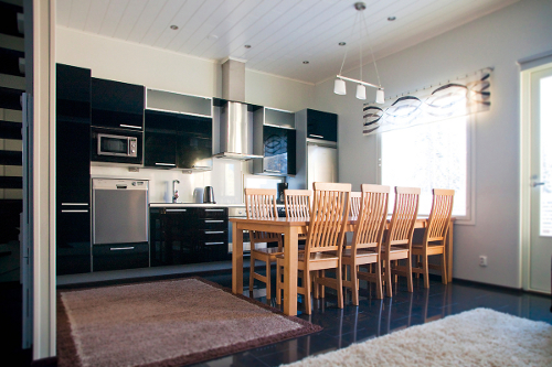 keittiö - kiiltävät mustat ovet